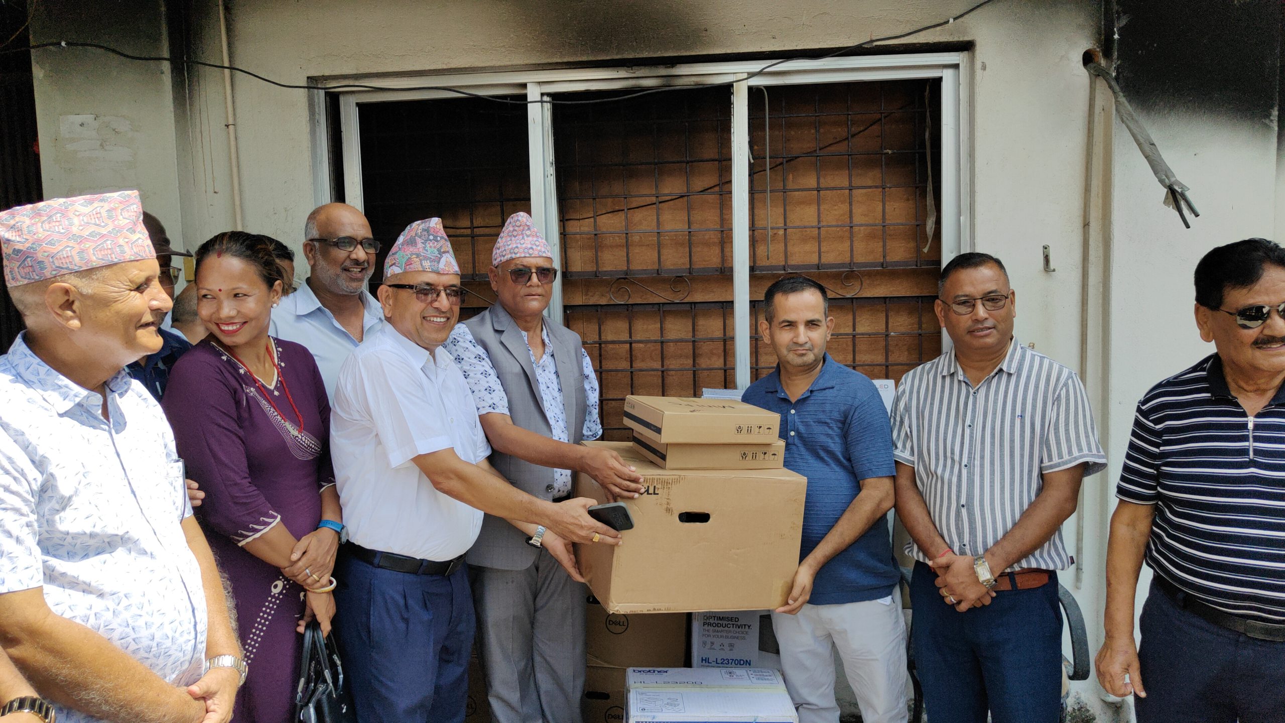 सुन्दरहरैंचा नगरपालिकालाई पूर्व मेयर ढकालद्वारा कम्प्युटर लगायत सामग्री सहयोग