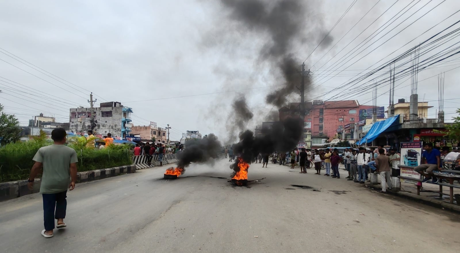 विराटनगरको बसपार्क र देवकोटा चोकमा टायर बालेर प्रदर्शन