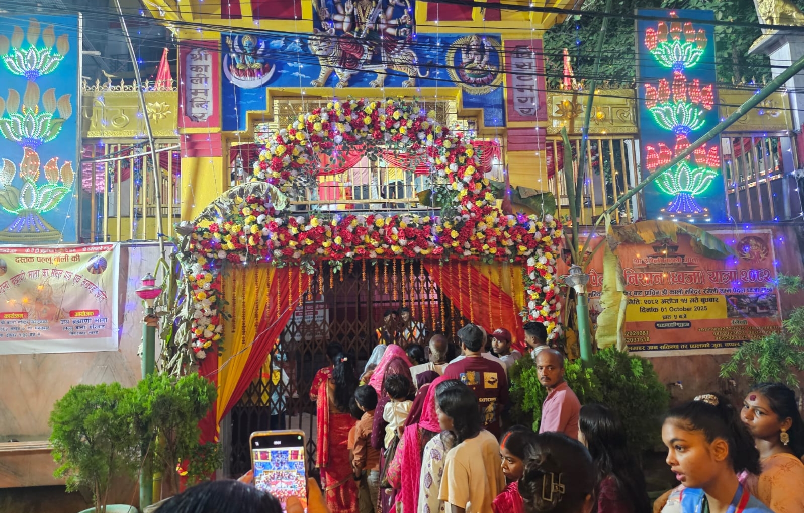 झकिझकाउ विराटनगर काली मन्दिर, बिहानै भक्तजनको घुइँचो (फोटो)