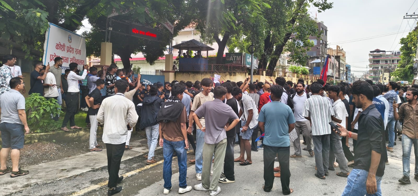 विराटनगरमा कोशी प्रदेश सभाको ब्यारिकेड तोडर प्रदर्शन