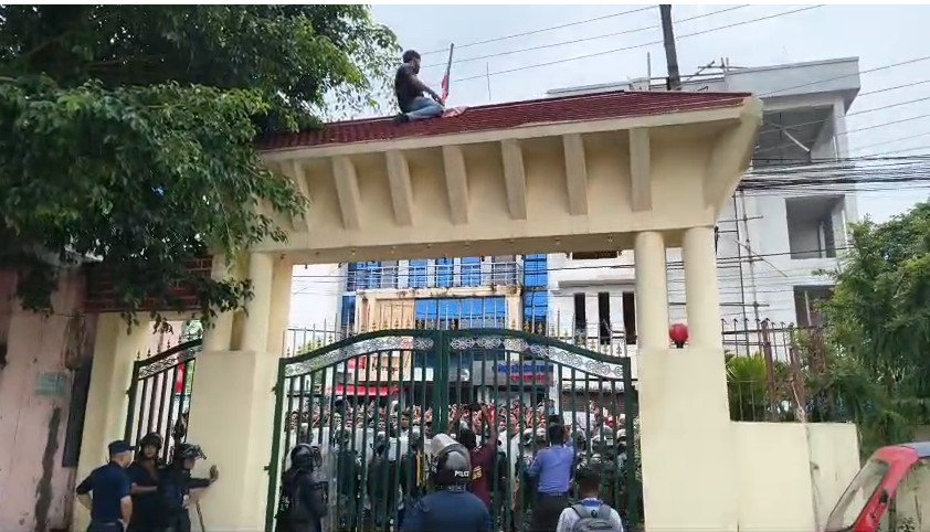 विराटनगर महानगरको गेटमाथि च्यातिएको झण्डा जेनजी प्रदर्शनकारीले फेरिदिए
