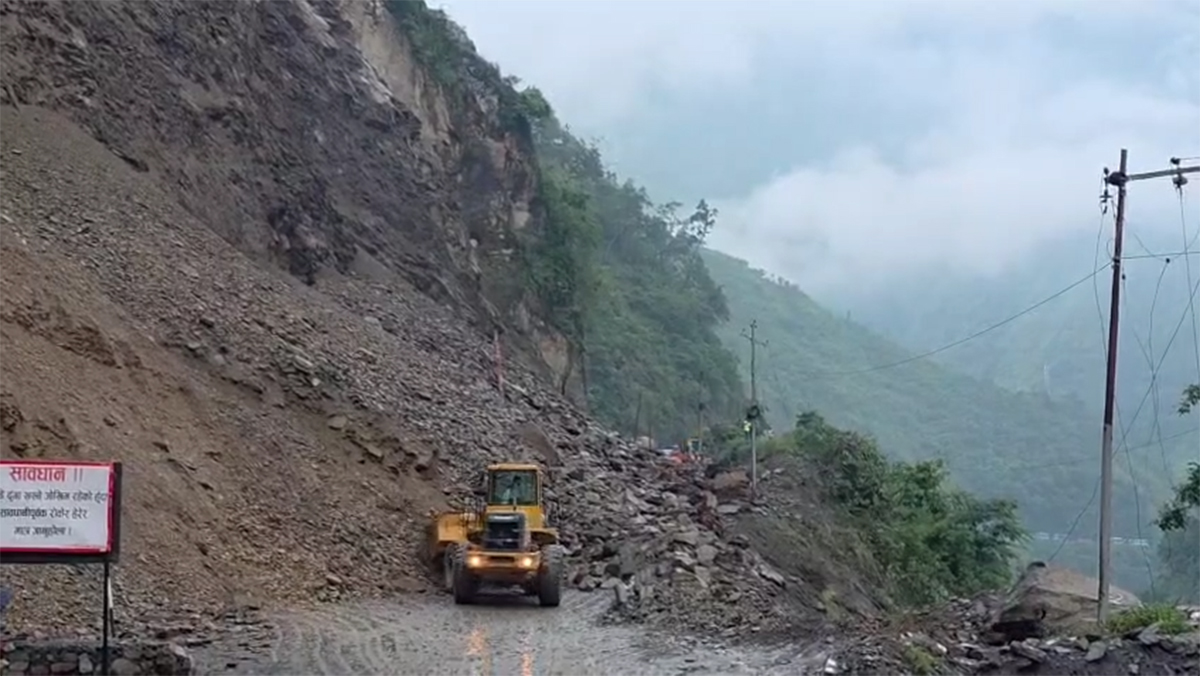 नारायणगढ-मुग्लिन सडक अवरुद्ध: अलपत्र यात्रुलाई निःशुल्क खाना, खाजा र बासको व्यवस्था