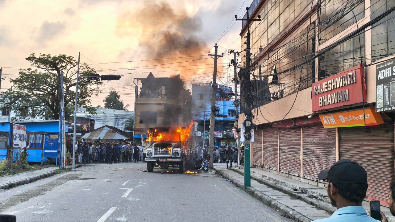 विराटनगरको तीनपैनीमा दुर्घटना गराउने टिपरमाथि आगजनी