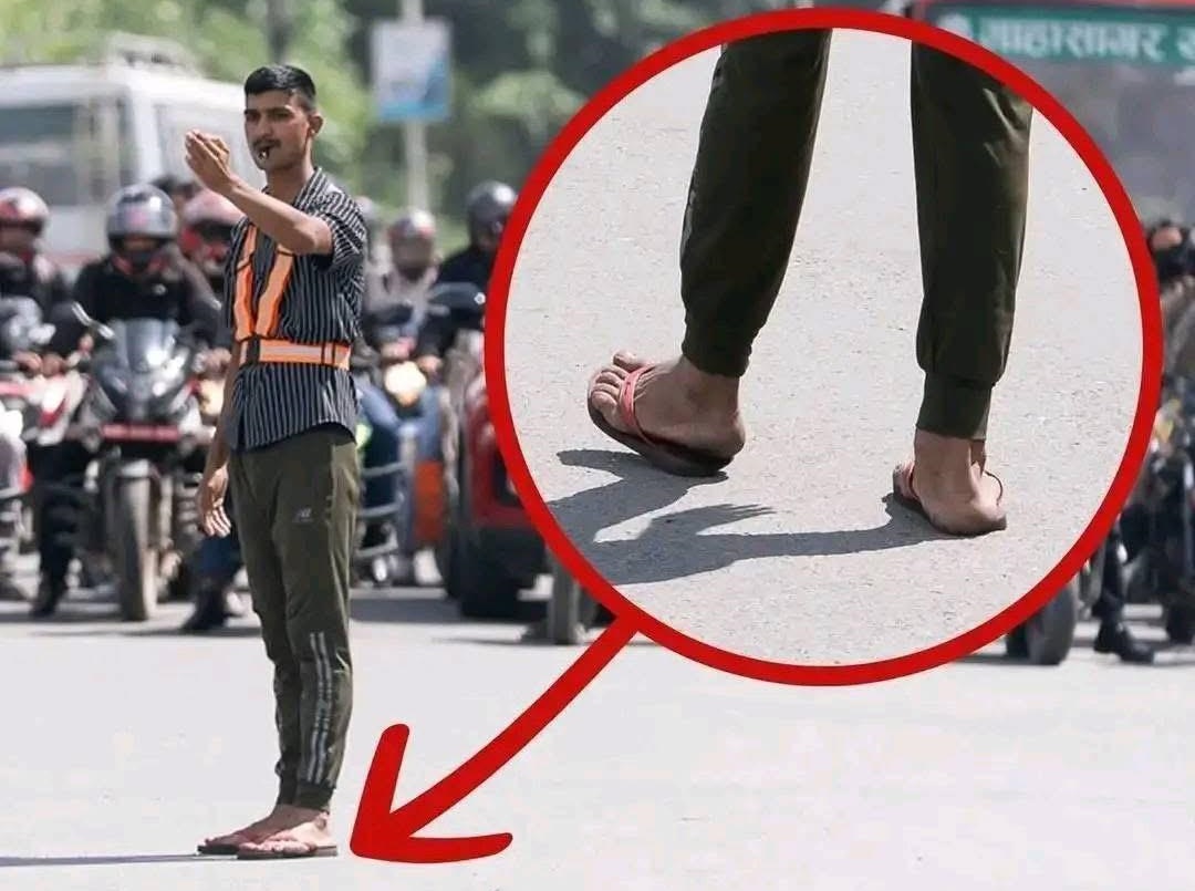चप्पल र सामान्य लुगा लगाएर सडकमा खटिए ट्राफिक प्रहरी