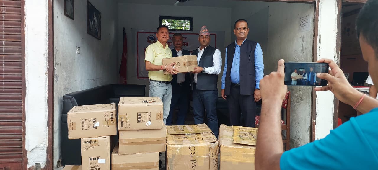 एफएनसीसीआई कोसीद्वारा जिल्ला प्रशासन मोरङलाई १० थान कम्प्युटर र रंग सहयोग