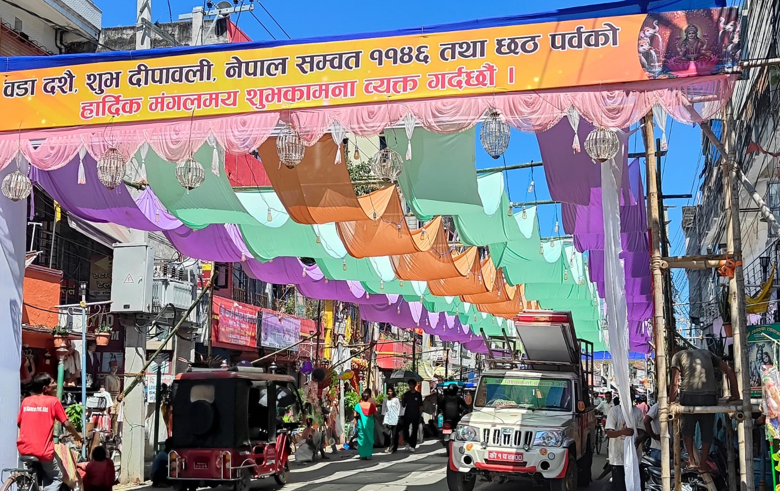 कालीमन्दिरको धार्मिक ब्यानर च्यातेपछि आकृति एडभरटाइजिङ-साइन हबका कर्मचारी लखेटिए (हेरौं भिडियो)