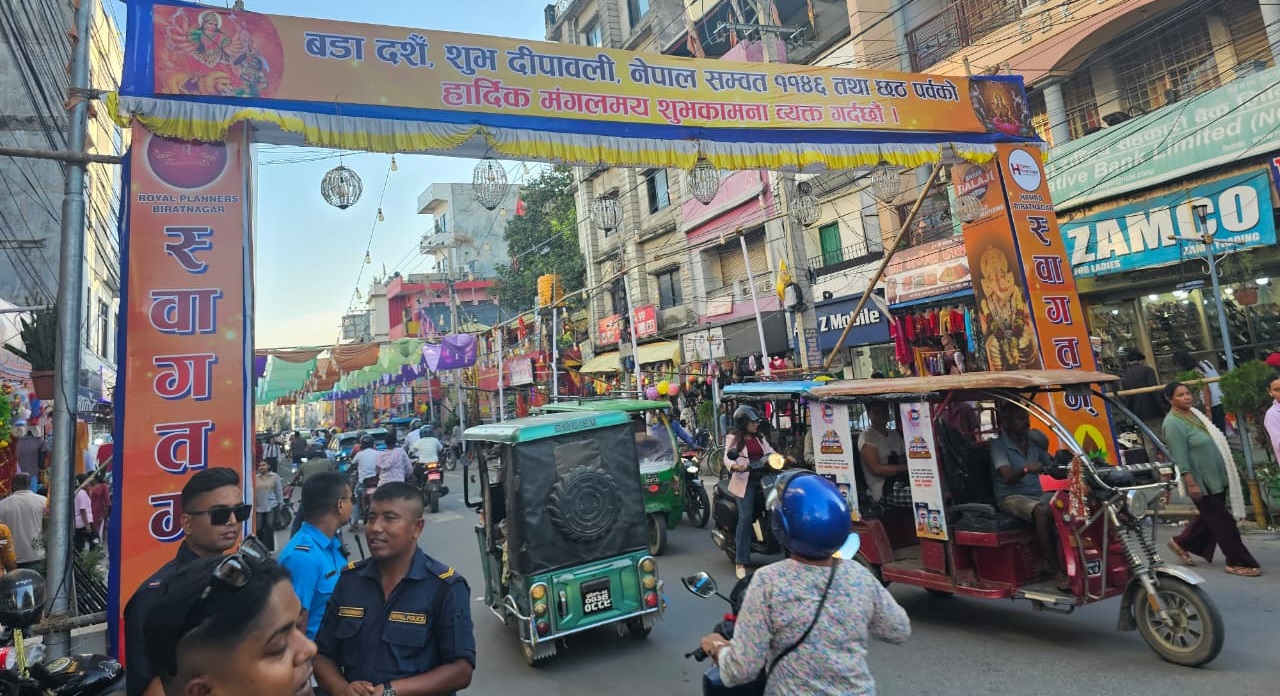 कालीमन्दिरमा च्यातिएको धार्मिक ब्यानर च्यात्नेले नै फेरि लगाई दिए