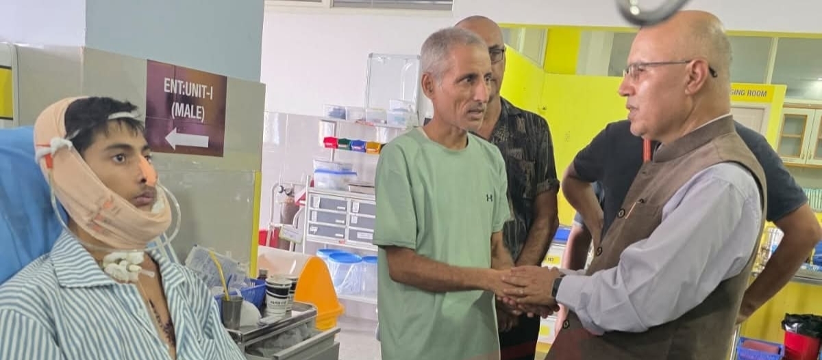 विराटनगरमा अर्थमन्त्री खनालले जेनजी आन्दोलनका घाइते सान्तनु ढकाललाई भेटे