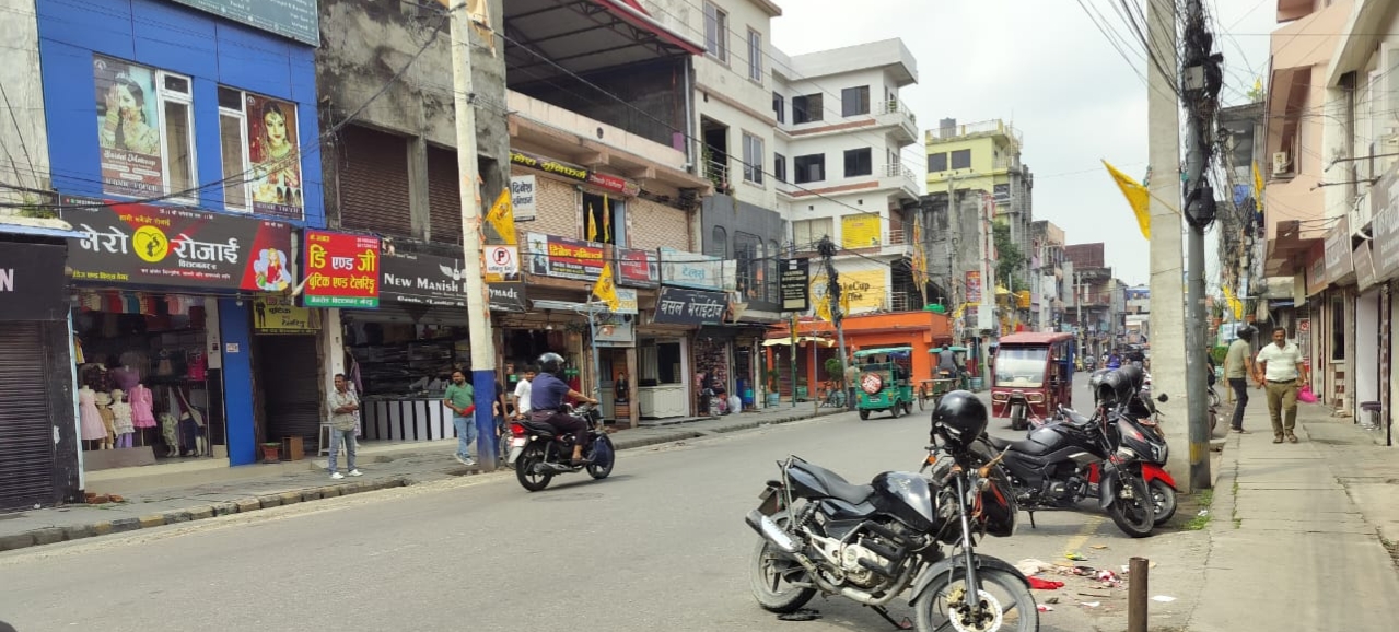 फाट्टफुट्ट खुल्न थाले विराटनगरका पसल (फोटो )