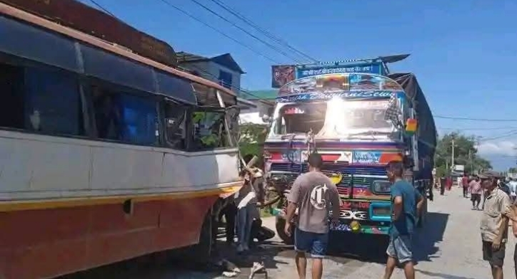 कानेपोखरी-रंगेली सडकमा बस र ट्रक जुध्दा ५ जना घाइते