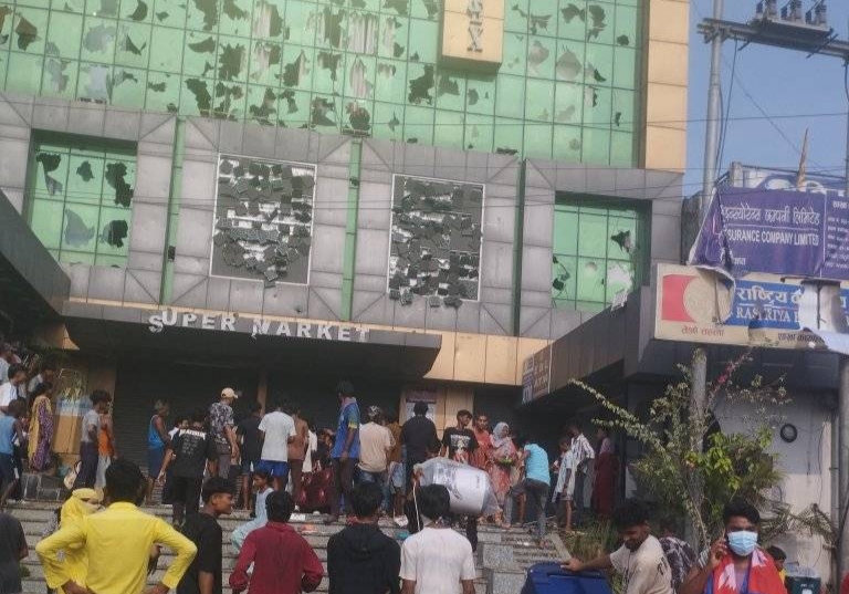 भगवती चौधरीको दुहबीस्थित फरवार्ड कम्प्लेक्समा तोडफोड