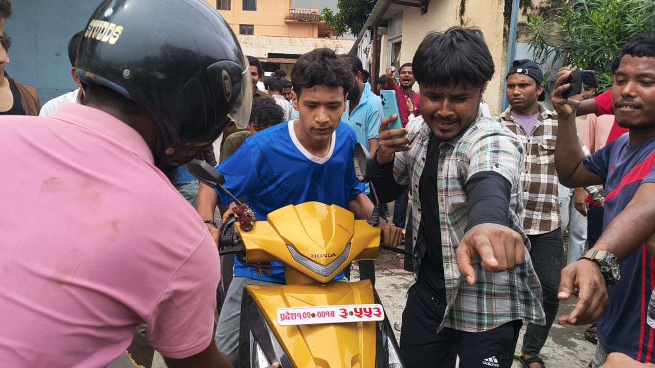 जिल्ला प्रशासन कार्यालय मोरङ प्रदर्शनकारीको कब्जामा