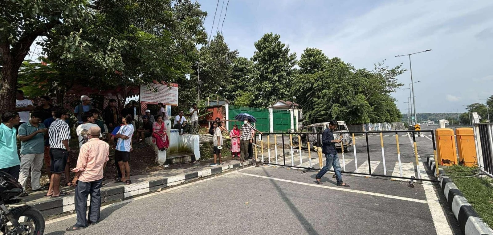 भारतद्वारा पूर्वी नाका बन्द, सयौं यात्रु अलपत्र