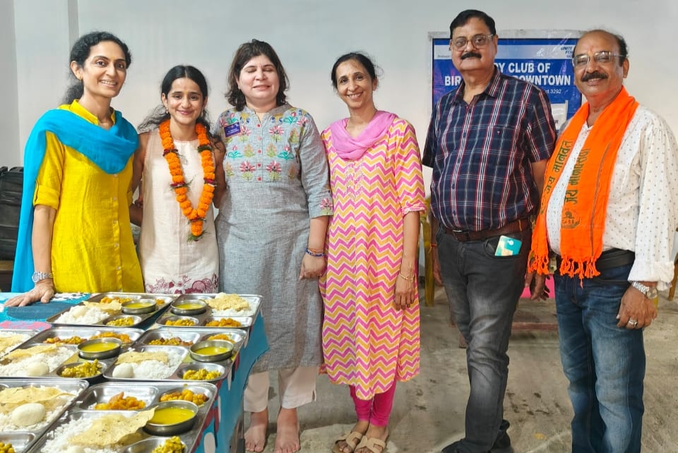 मानव सेवा आश्रमका आमाहरूलाई भोजन खुवाइयो