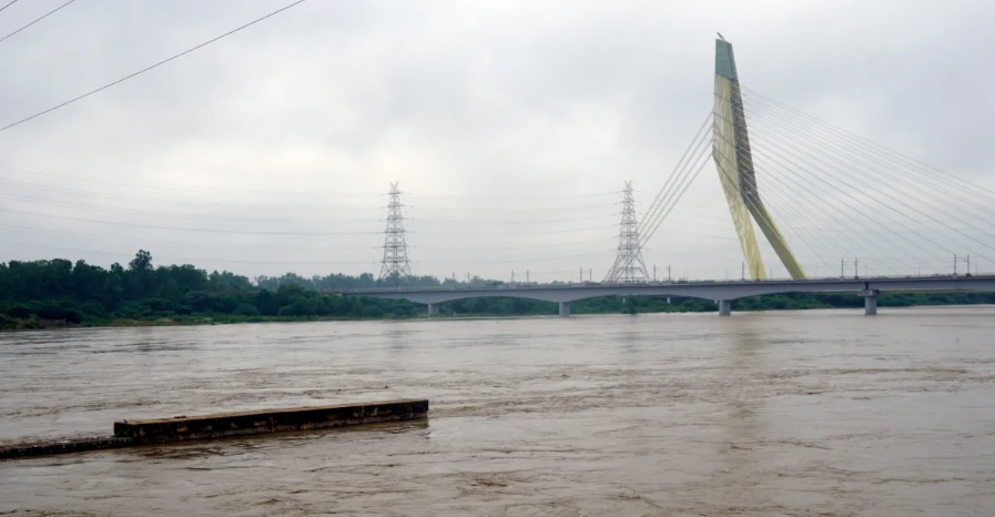दिल्लीमा यमुना नदीको जलस्तर खतरा सतह नाघ्यो, तल्लो क्षेत्रहरूमा बाढीको उच्च जोखिम