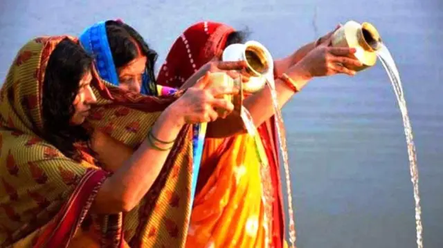 छठ पर्वको मुख्य दिन आज साँझ अस्ताउँदो सूर्यलाई अर्घय दिइँदै