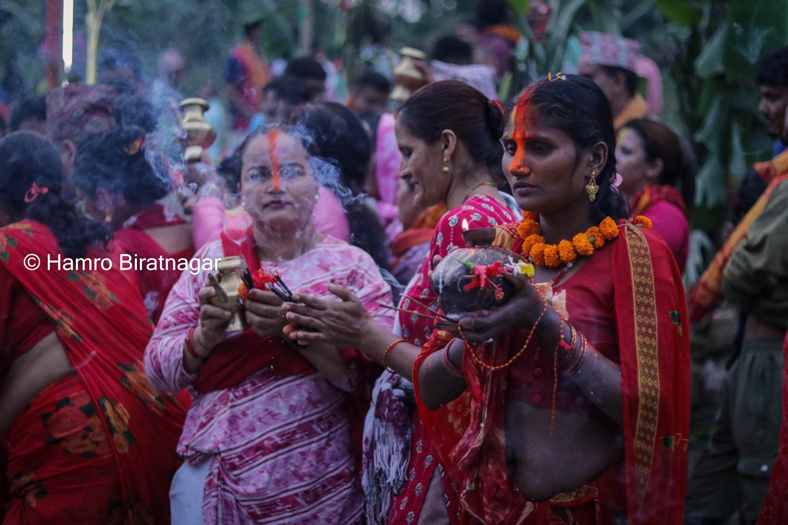 उदाउँदो सूर्यलाई अघ्र्य दिएपछि सम्पन्न भयो छठ (तस्बिरहरु )