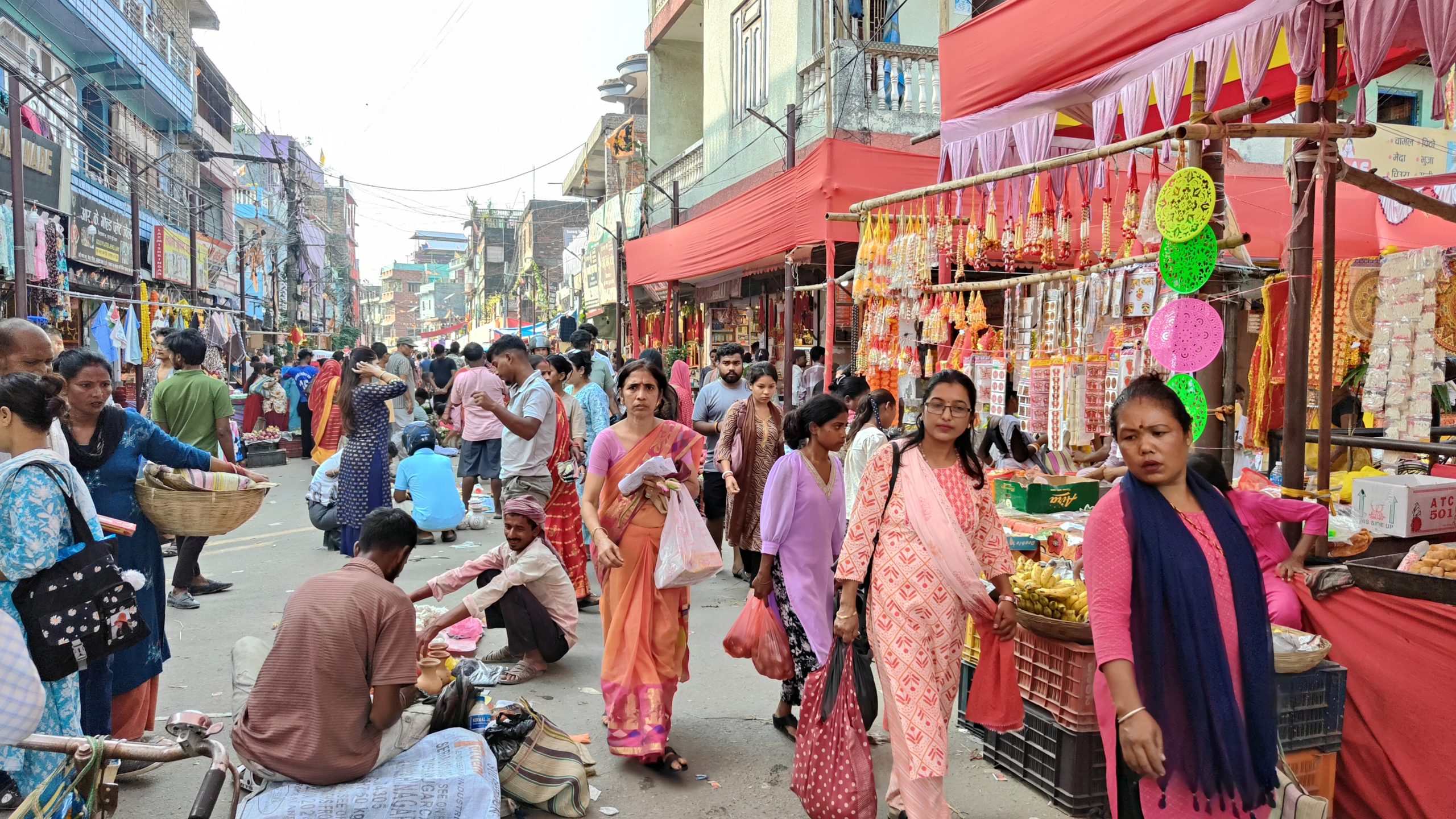गुद्री बजारमा लक्ष्मीपूजाको भीडभाड, तर व्यापार सुस्त (फोटो)