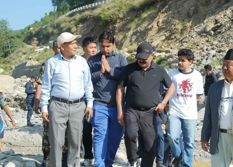मन्त्री कुलमान घिसिङ विपी राजमार्गको क्षतिग्रस्त क्षेत्र पुगे