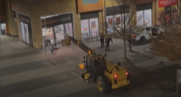 युकेमा क्रेन प्रयोग गरेर क्यास मेसिन लुटियो