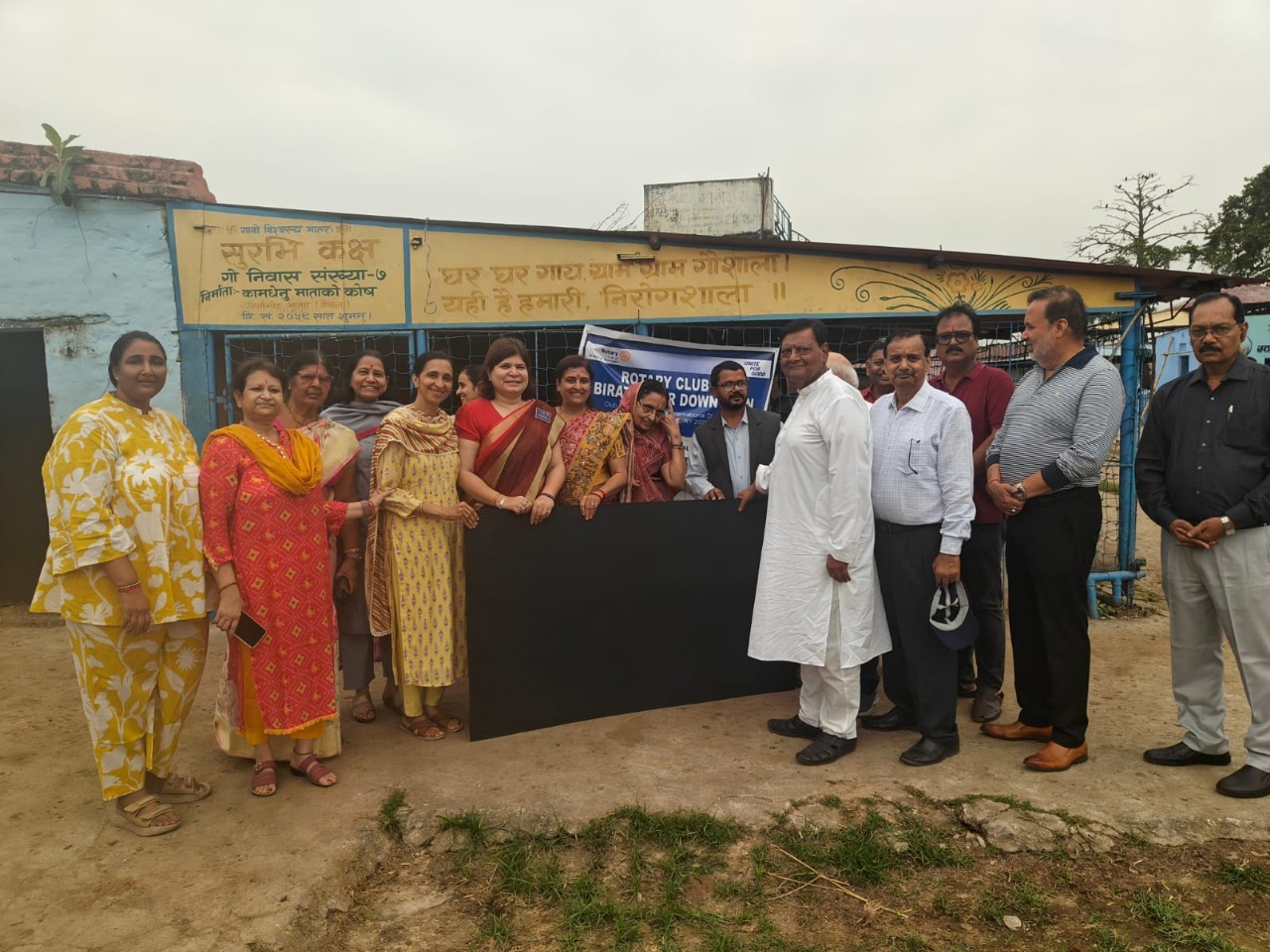 श्रीकृष्ण गौ-सेवा सदनमा रोटरी क्लब अफ बिराटनगर डाउनटाउनद्वारा गाई चटाई हस्तान्तरण