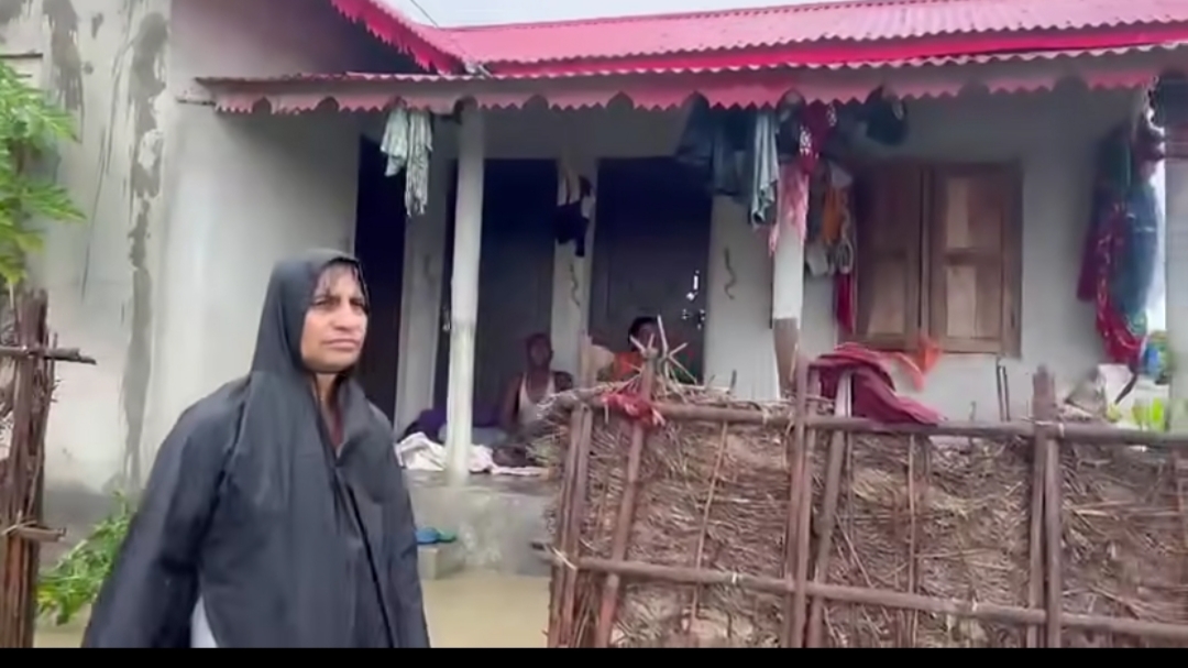 विराटनगरको बाढी प्रभावित क्षेत्रमा राहत र उद्धारमा खटिए पूर्वमुख्यमन्त्री कार्की