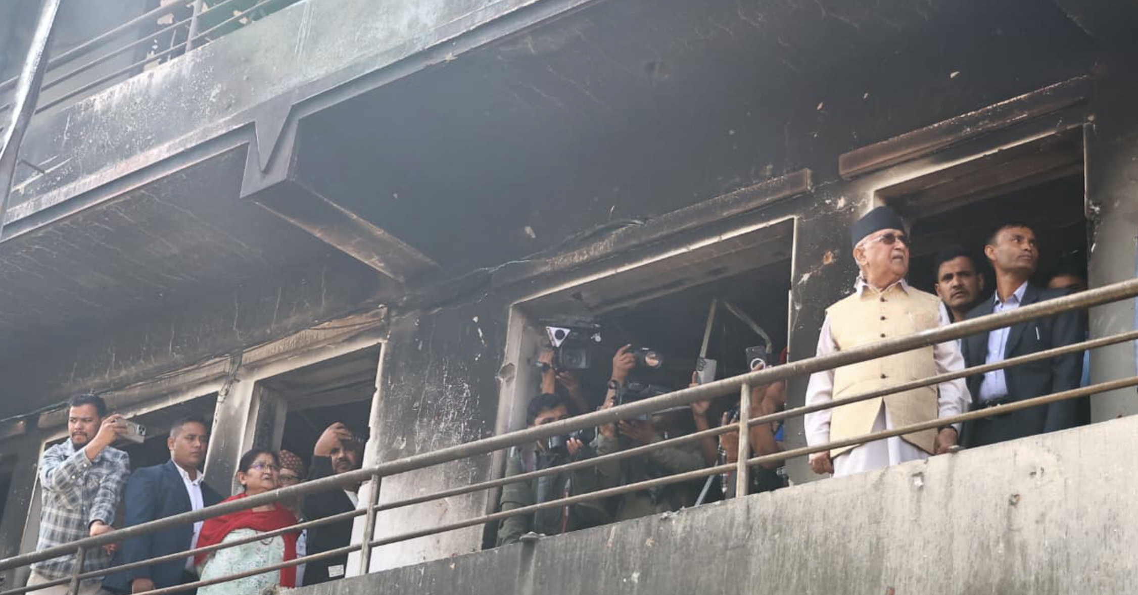 आफ्नो जलेको घर हेर्न बालकोट पुगे केपी ओली