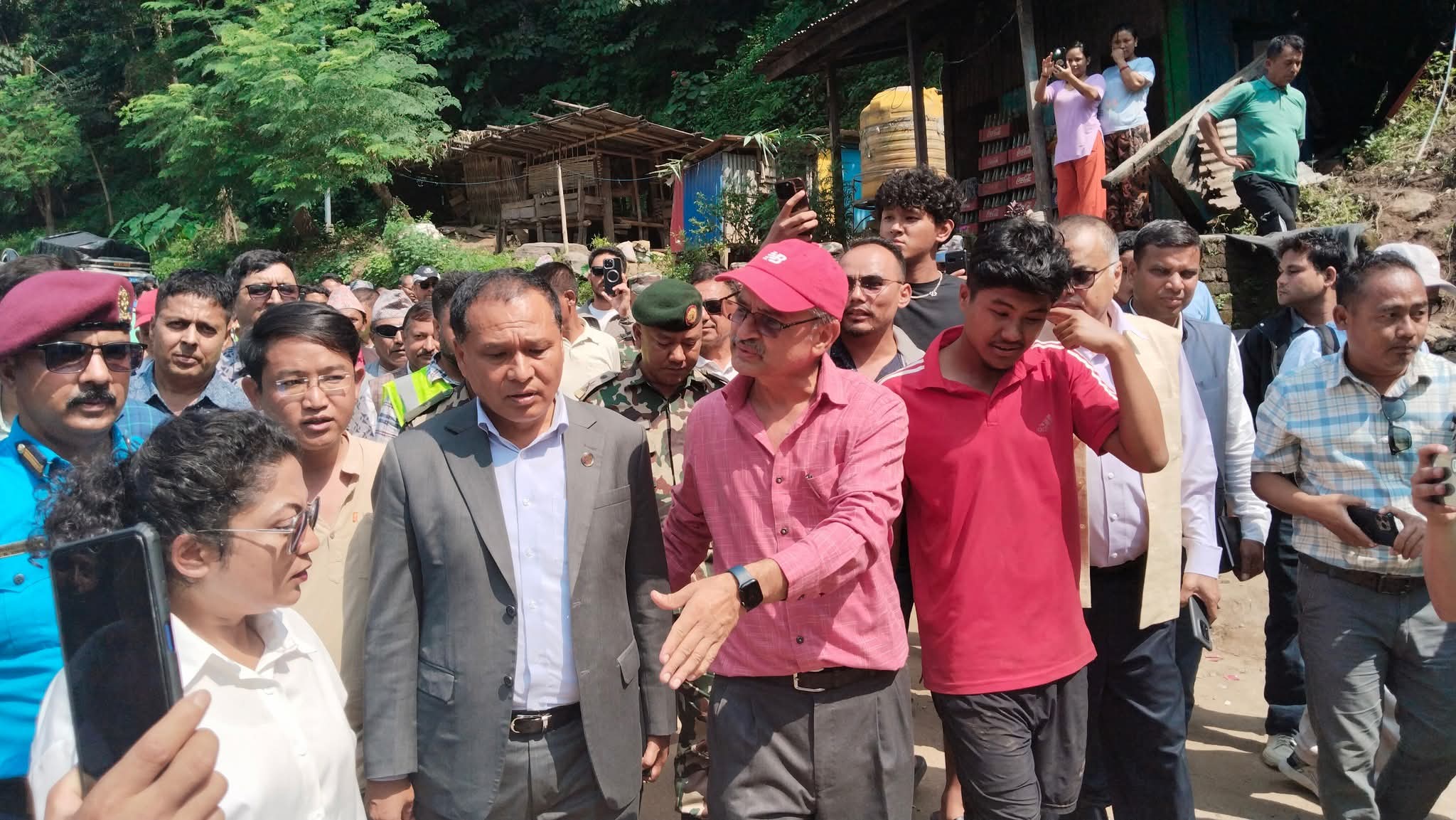 मन्त्री कुलमान घिसिङद्वारा इलामको निरीक्षण, तीनवटै सरकारले पुनर्निर्माण थाल्ने