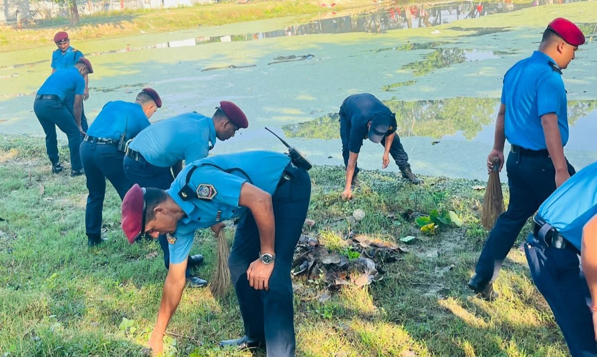 नेपाल प्रहरीको अगुवाइमा मण्ठा पोखरी सरसफाइ