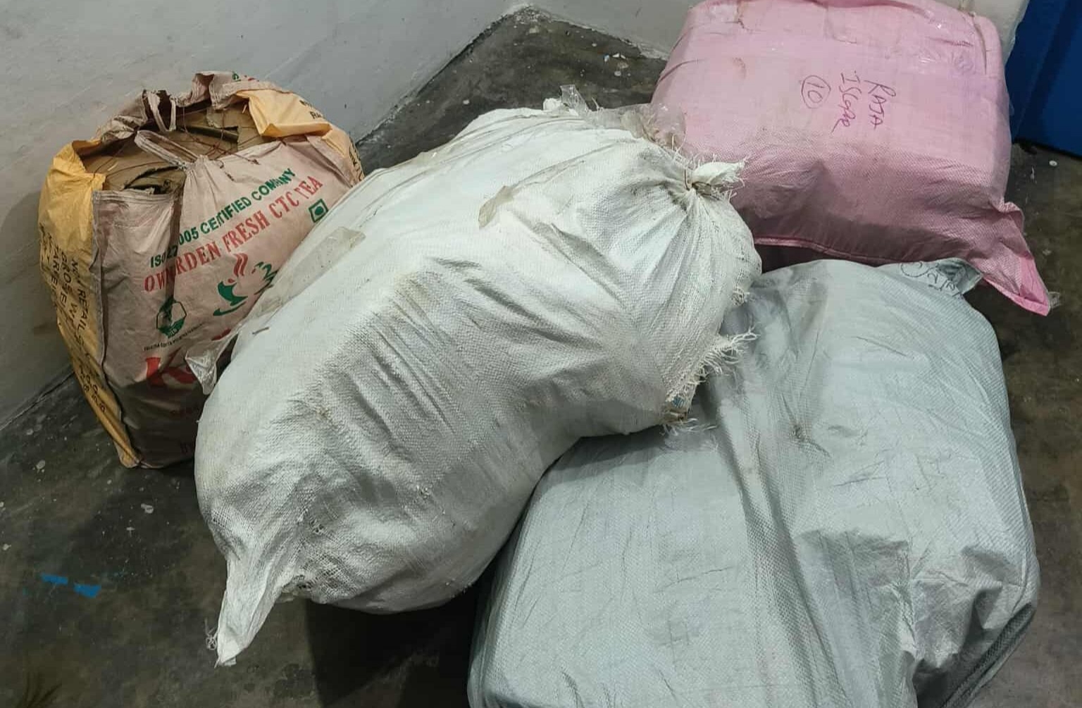 झापामा ४ बोरा अवैध पटका र झिलिमिली बत्ती बरामद, तस्कर भने फरार