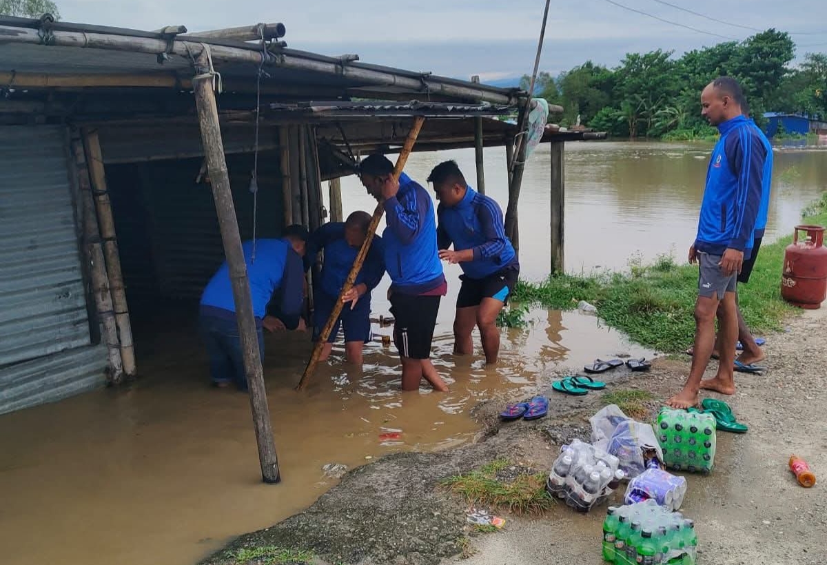 झापामा बाढीमा फसेका स्थानीयलाई सुरक्षित स्थानमा सार्दै नेपाल प्रहरी
