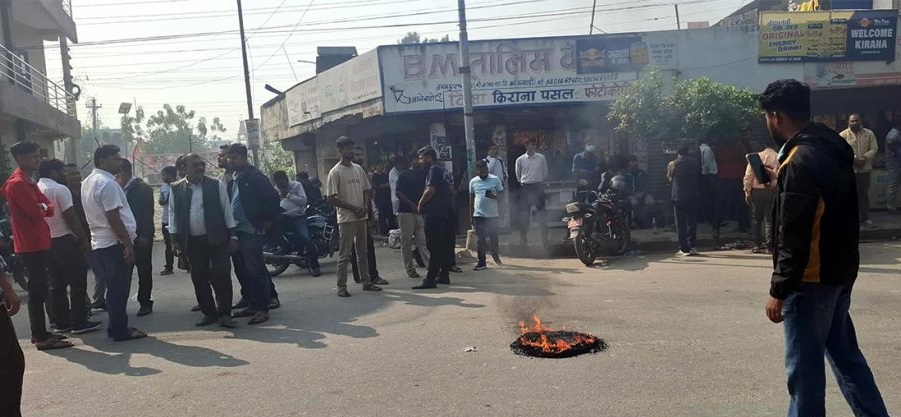 मधेश मुख्यमन्त्री कार्यालयमा तालाबन्दी, संसद भवन अगाडि टायर बालेर प्रदर्शन