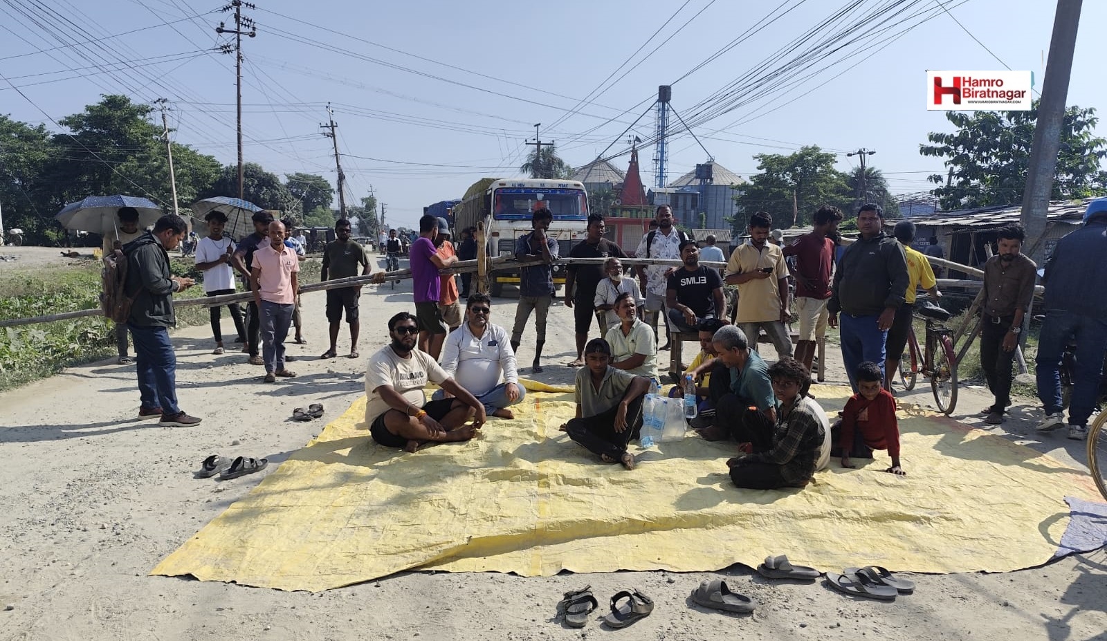 हुलाकी राजमार्ग निर्माण ढिलाइ भएपछि स्थानीयको सडकमा धर्ना