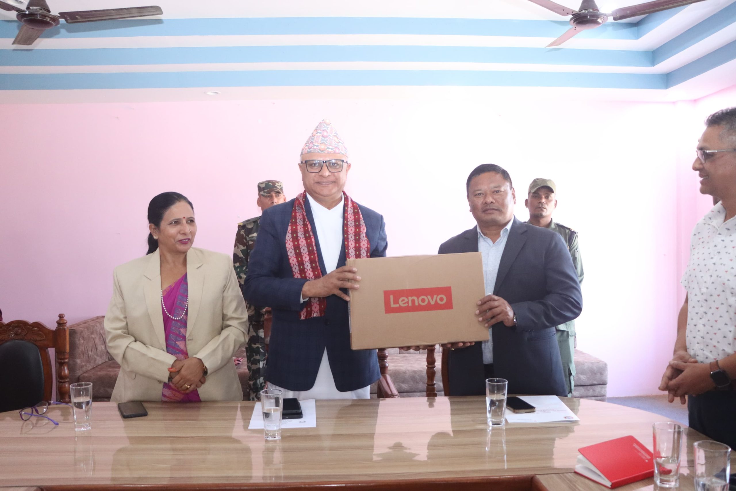 दुहबी नगरपालिकालाई कोशी सरकारले दियो ल्यापटप -कम्प्युटर