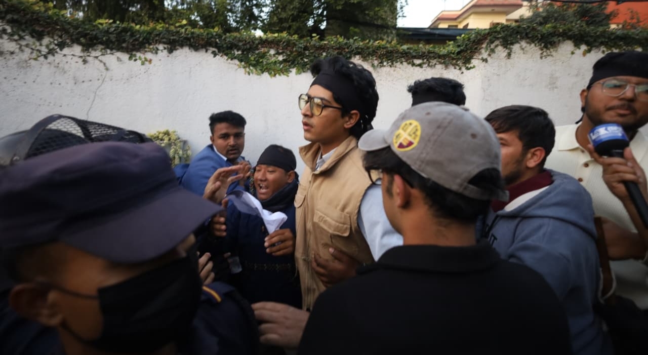 प्रधानमन्त्रीको राजीनामा माग गर्दै जेनजी मिराज समूह सडकमा, बालुवाटारमा गरे प्रदर्शन