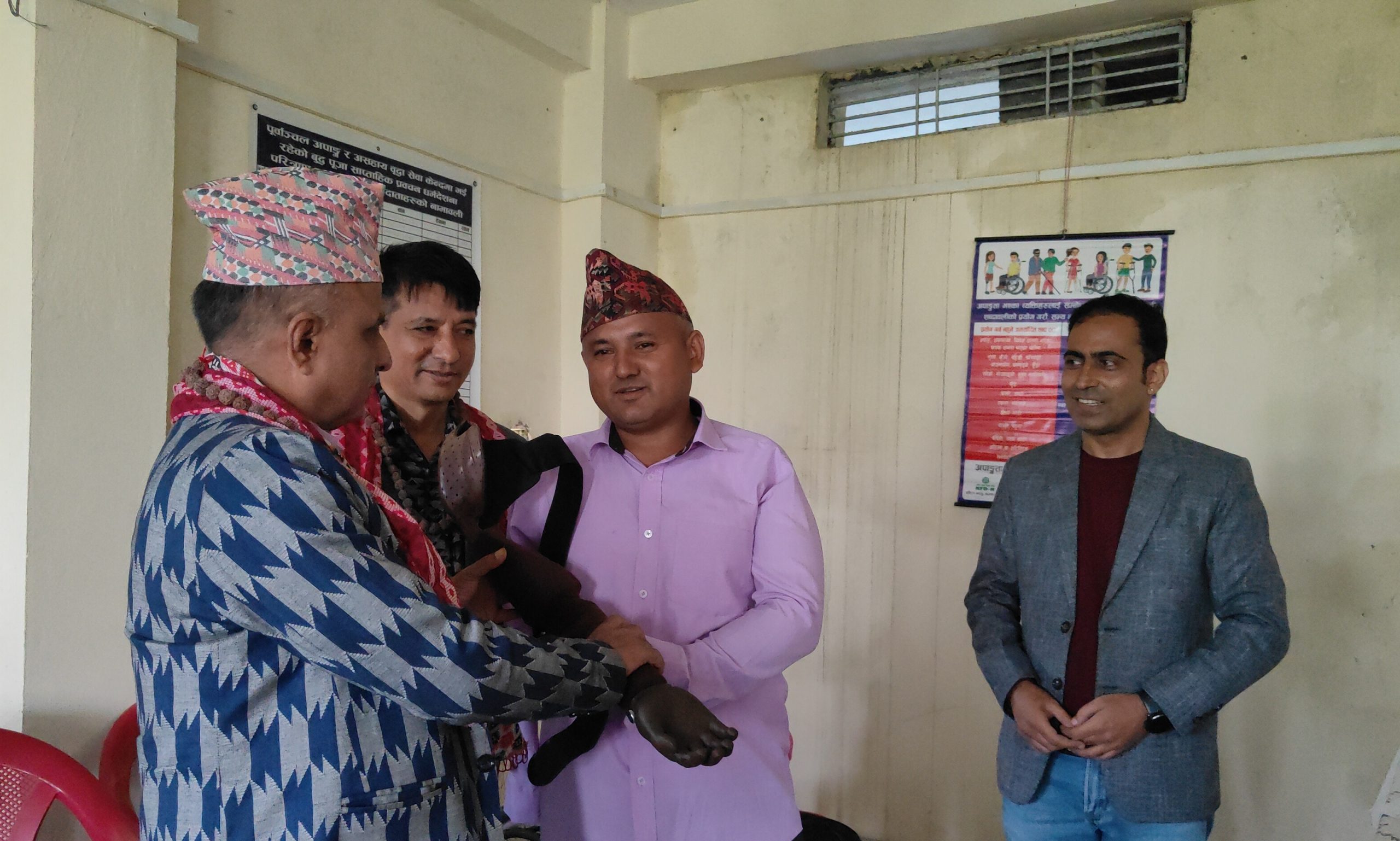 इटहरीमा कृत्रिम हात वितरणले अपाङ्गता भएका व्यक्तिको जीवनमा आशा