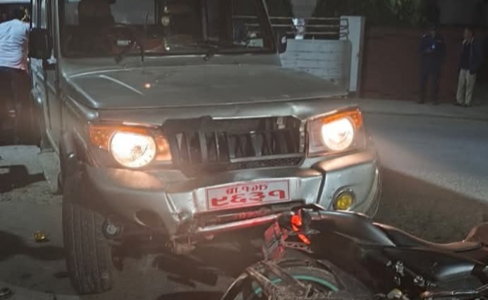 पूर्वाधार कार्यालयको गाडीले मोटरसाइकललाई ठक्कर दिँदा दुई जना घाइते