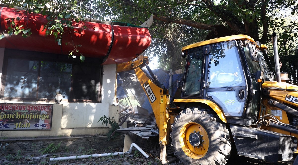 स्काउटको जग्गामा पूर्वमन्त्री दिपक खड्काले बनाएका संरचनामा बालेनले डोजर चलाए