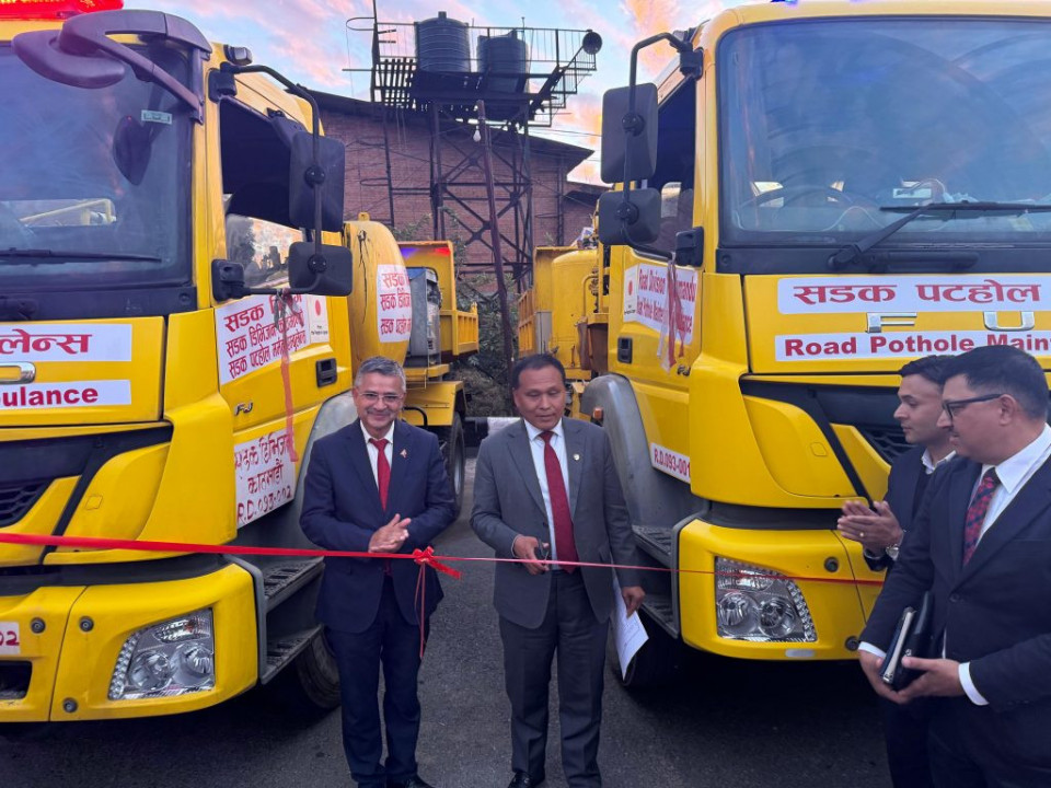 सडकका खाल्डा तत्काल पुर्न ‘सडक पोटहोल एम्बुलेन्स’, मन्त्री घिसिङले गरे उद्घाटन