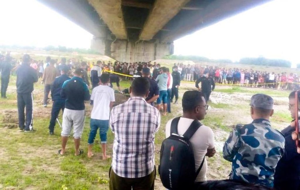 कार जल्यो जंगलमा, युवाको शव भेटियो पुलमुनि