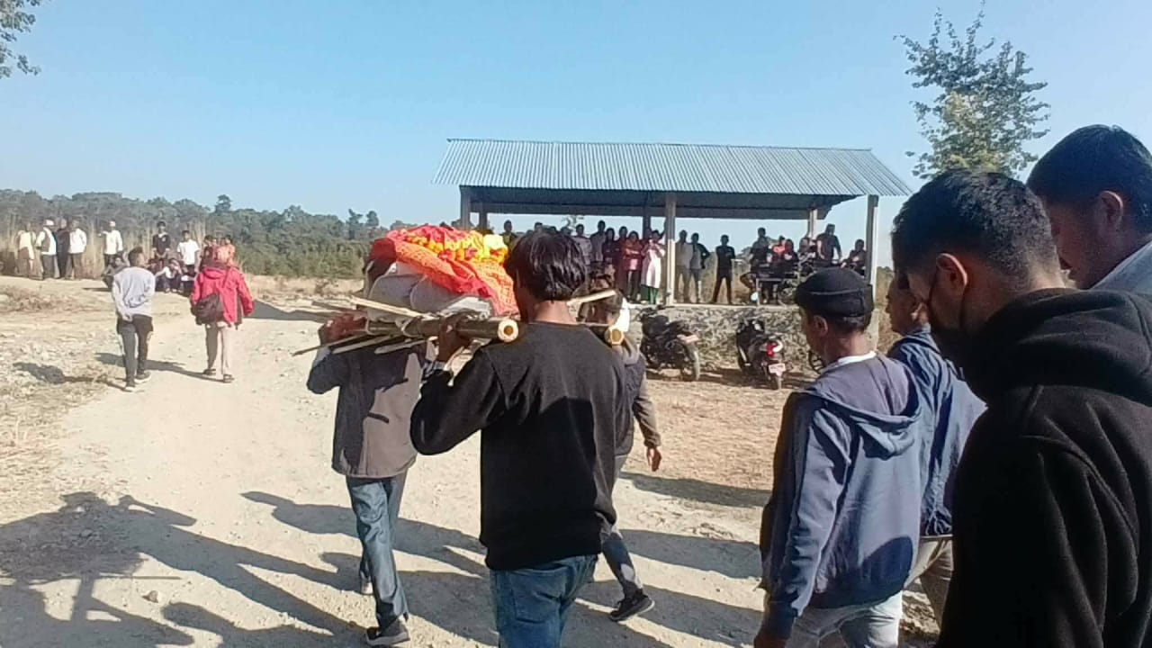 चिसाङ लोखरा घाटमा अंशु गौतमको दाहासंस्कार