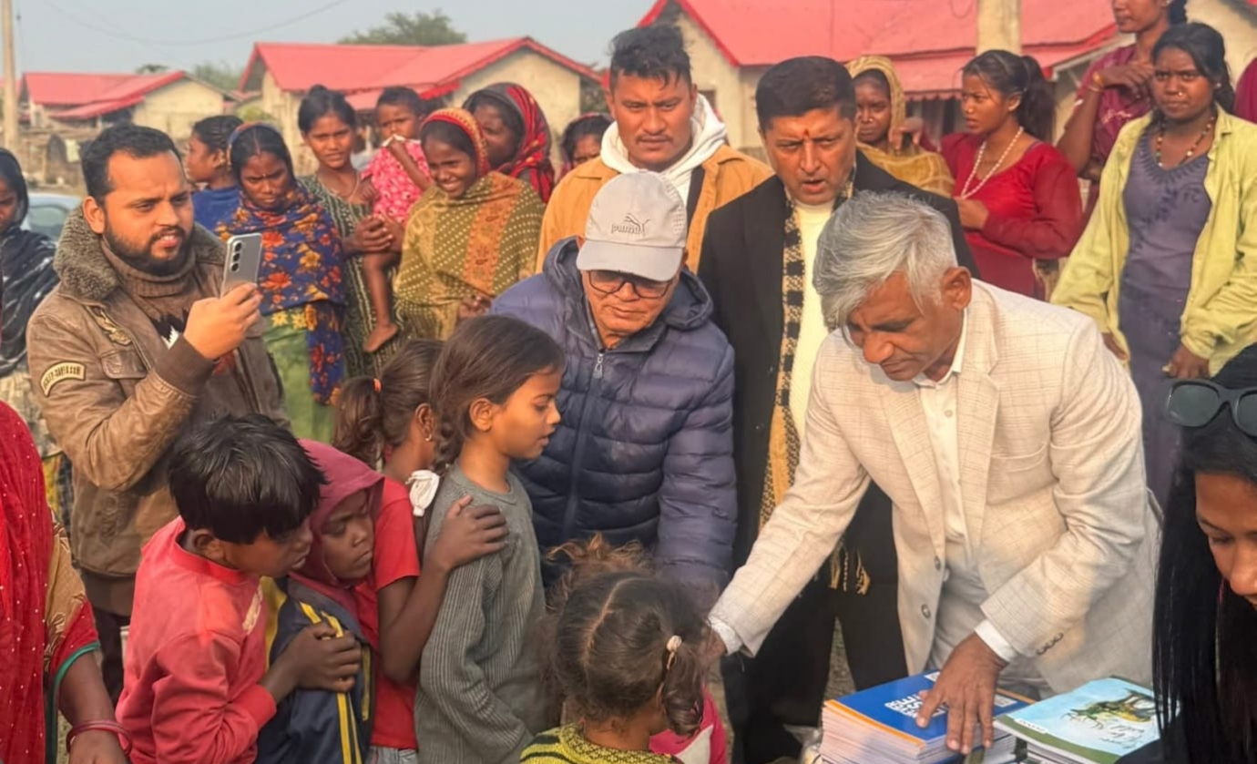 शैक्षिक सामग्री बाँडेर पूर्व मुख्यमन्त्री केदार कार्कीले मनाए जन्मदिन