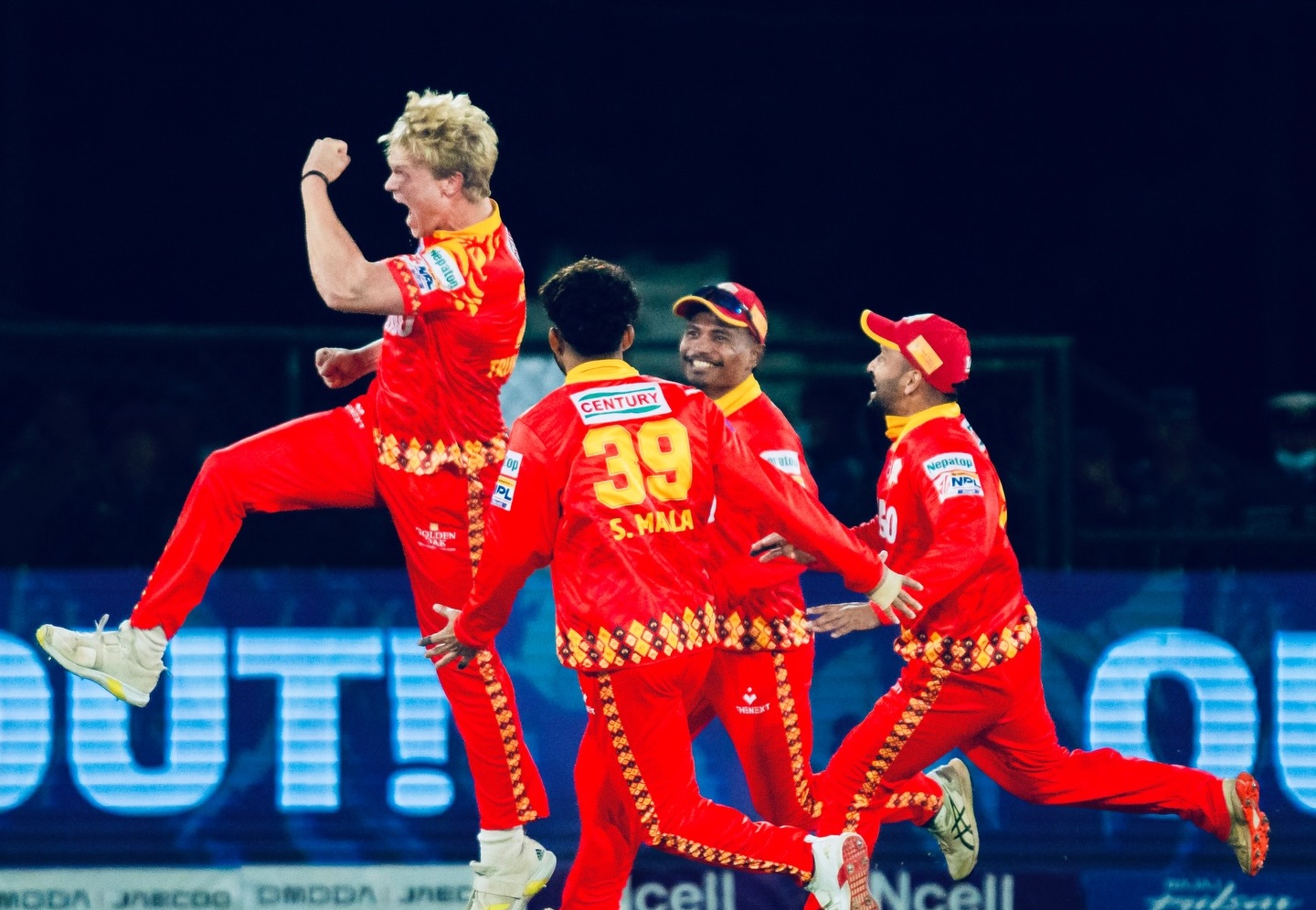 विराटनगरको टप अर्डर ध्वस्त, दुई ओभरमै गुम्यो तीन विकेट