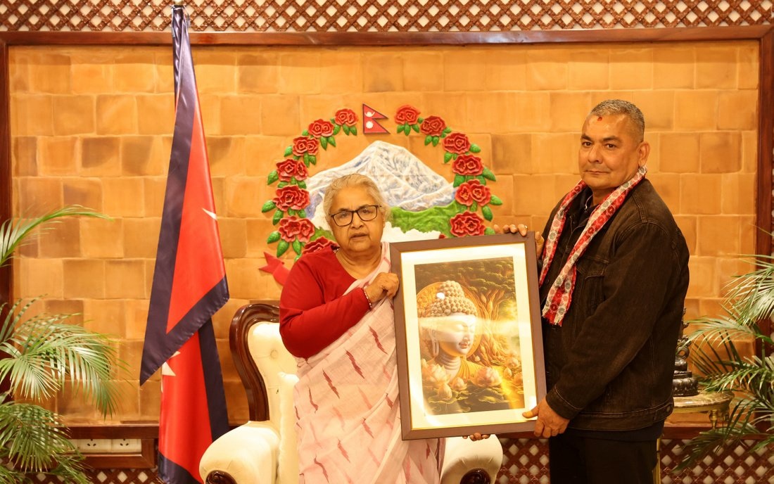 दुर्गा प्रसाईंलाई बुद्धको तस्बिर दिदैं प्रधानमन्त्रीले भनिन्- चुनावबाट अनुमोदित हुनुहोस