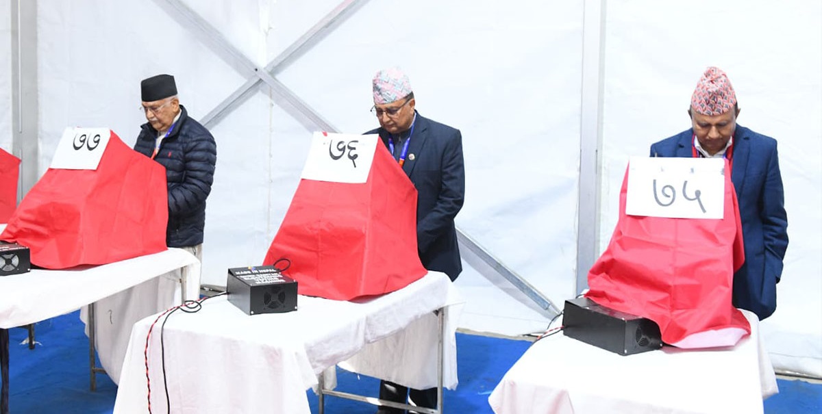 दुई प्यानल मत माग्न व्यस्त, ओली समूहले बाँड्यो चिर्कटो