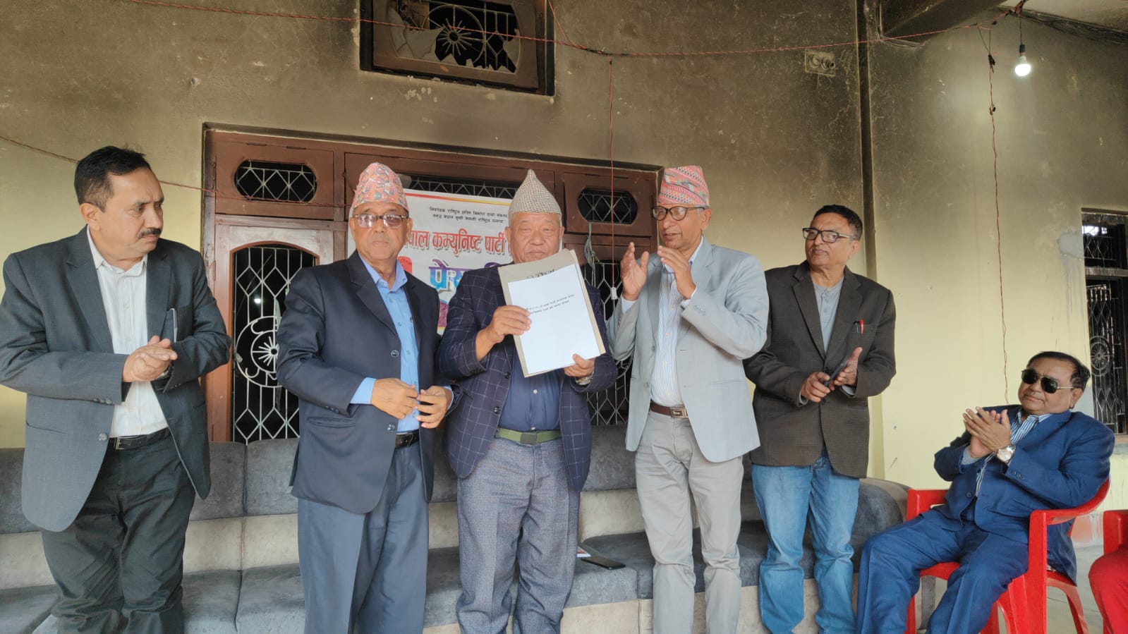 कार्यालयमा आगजनी र तोडफोड विरुद्ध एमालेले उजुरी दिँदै