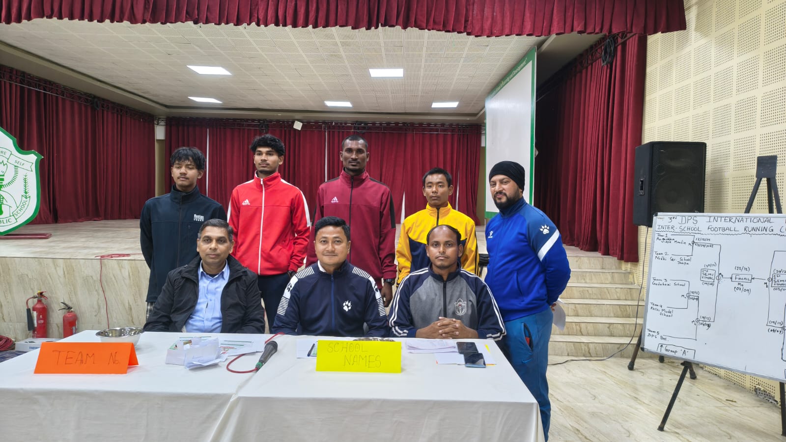 दिल्ली पब्लिक स्कुलले इन्टर-स्कुल फुटबल रनिङ कप २०८२ गर्दै