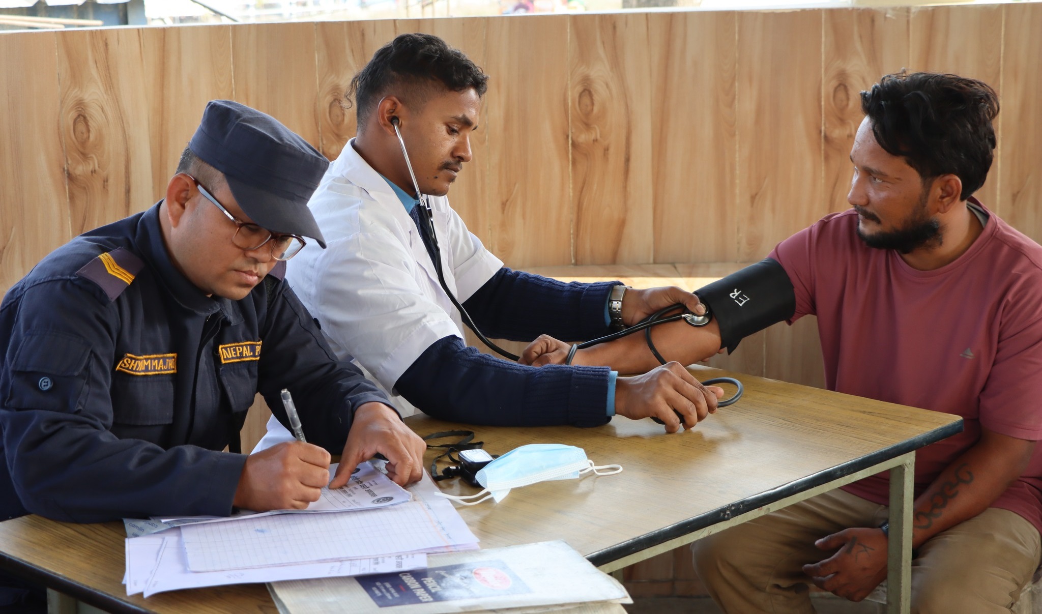 कोशी राजमार्गमा सडकमै चालकको स्वास्थ्य परीक्षण र सचेतना कार्यक्रम