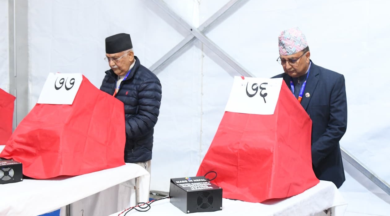 एमालेमा नेतृत्व छान्न शुरु भयो मतदान