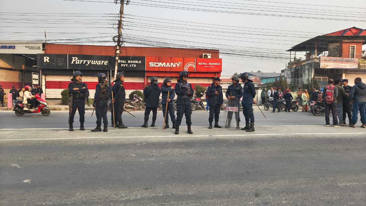 विराटनगरको रोयल मार्बल कार्यालय अगाडि स्थानीयको प्रदर्शन